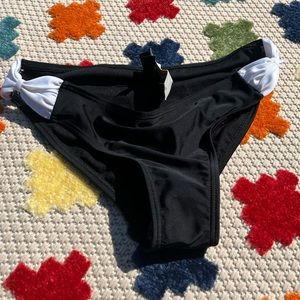 ✨5 for 25 Sale✨ Hot Topic Black and White Bow Bottoms